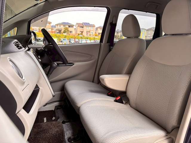 助手席も広々とお使い頂けます。