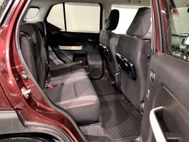 ゆったり座れるリヤシート！足元が広々としていて、乗り心地も良いです！