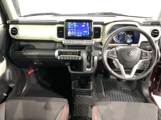 使いやすいレイアウトのダッシュボード周辺です。オートエアコンや小物入れなど嬉しい装備が満載です。