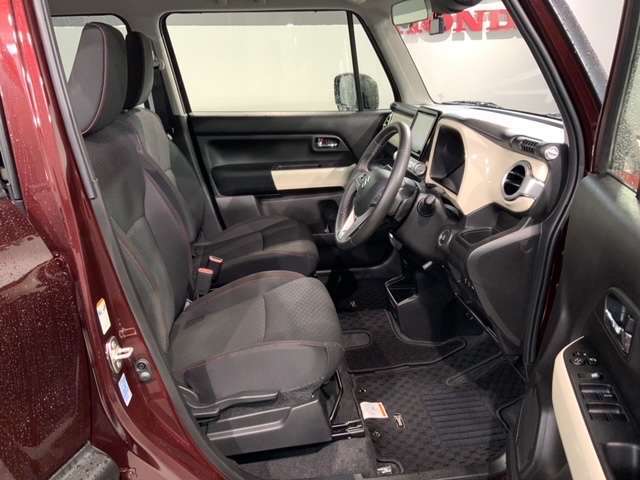 程よい硬さとホールド性が高くロングドライブも疲れにくいシートです。