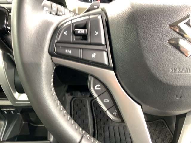 ステアリングにオーディオ操作スイッチが付いています。オーディオ画面に直接タッチしなくても操作が出来ますので、運転に集中できます。