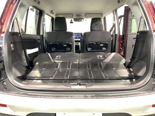 リア席を倒せば広々とした空間の出来上がり！床が低くフラットになり、天井までの高さがありますので積載が便利です。