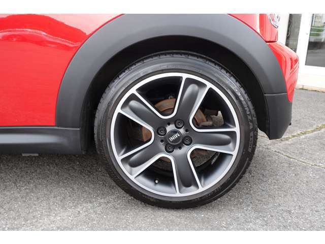 輸入車のサービスパートナーとして部品の発注から修理に関するアドバイス、専門的な知識を必要とする技術的なサポートを受けられます。