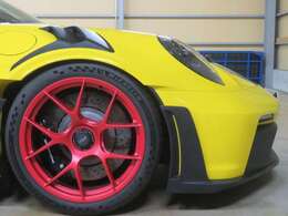 ブレーキキャリパー（ハイグロス ブラック塗装）ホイール（パイロレッド塗装）　20/21インチ 911 GT3 RS 軽量鍛造マグネシウムホイール