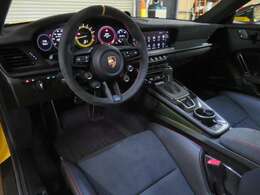 内装：インテリア（ブラック/ ガーズレッド）、ヴァイザッハ パッケージ付き、多くのレザー及び Race-Texのアイテムを含む