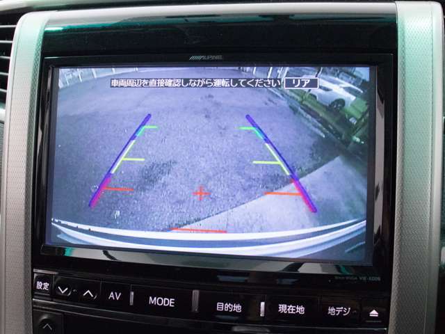 ギアをバックに入れると自動的に切り替わる優れものです。鮮明なカメラ画像にて車庫入れをサポートしてくれます。