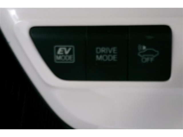 ドライブモードスイッチやEVドライブモードスイッチでモード切替ができます。
