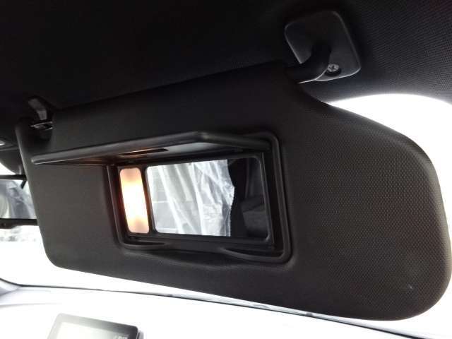 バニティミラーがあります。