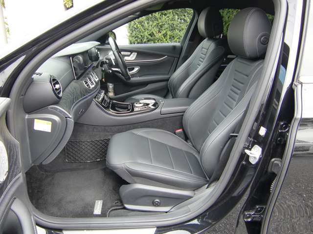 黒革シート＆シートヒーター装備の、レザーパッケージとなっております★