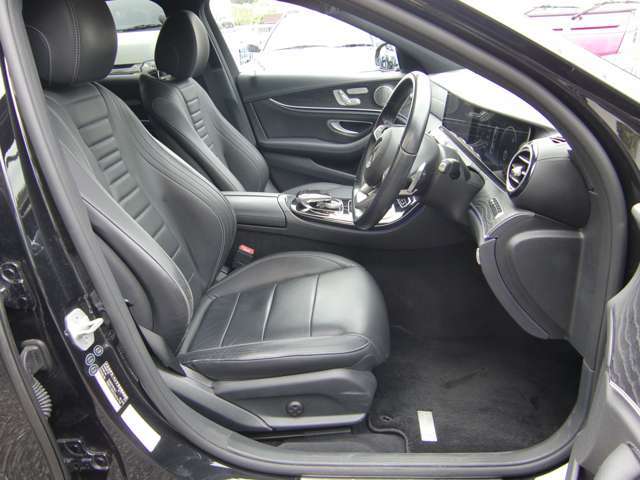 前席はホールド性の高いシート形状となっておりますので、長距離移動も疲れ知らずです！