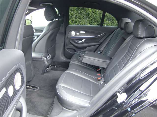 アームレスト内に格納式のドリンクホルダーを装備！