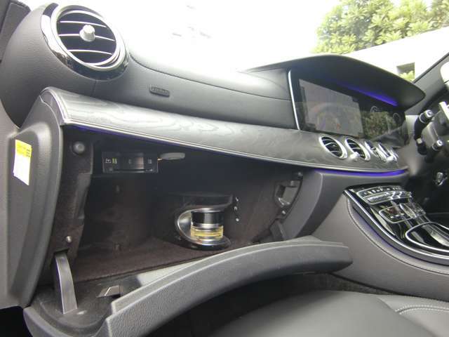 ETCはナビ連動型の2.0！カード挿入口は、グローブBOX内に御座いますので、防犯上安心＆安全ですね！