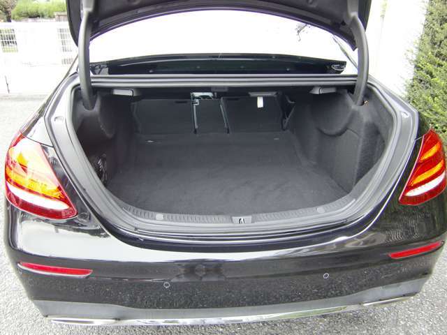 後部座席を倒せば、長めの荷物もなんのその！！