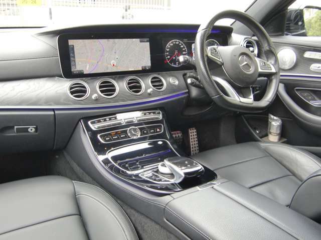 オーディオなどを直感操作で行える「COMMANDシステム」が進化致してタッチパッドが追加されました！アームレストの先がコントローラーとなって使いやすいです！