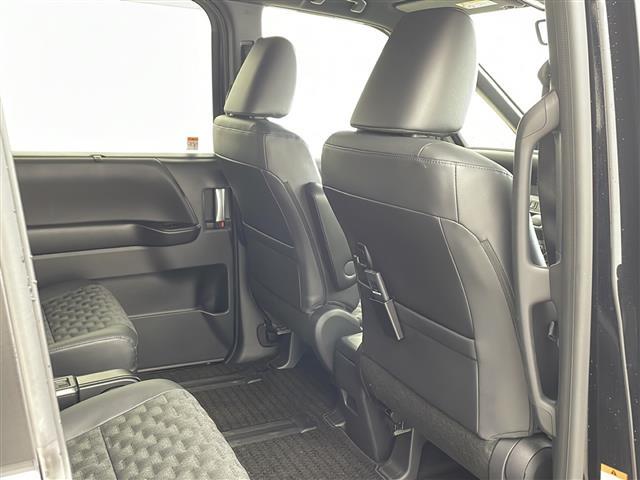 【運転席】座り心地が良いシートなので長時間の運転でも快適にお過ごしいただけます。新品のフロアマットのご注文も可能です。掲載箇所以外にご希望の写真がございましたらお気軽にお問い合わせ下さい。