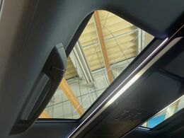【サンルーフ】開放感たっぷりの希少装備、サンルーフが装着されています！車内に明かりを取り入れたり景色を楽しむ以外にも、車内の空気も簡単に換気できて快適です！