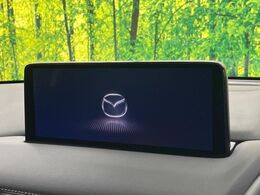 【10.25インチマツダコネクト】車内の雰囲気にマッチした大型ディスプレイ。スマホ接続でのナビ使用やBluetooth再生等、様々な機能が楽しめます。直感的なダイヤル操作が可能で、使い勝手も良好です。