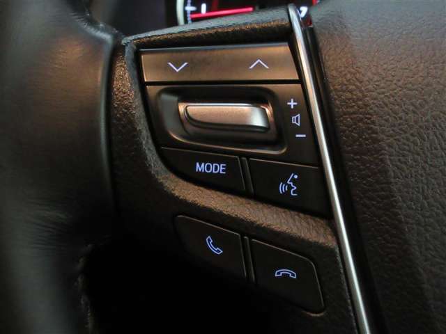 ステアリングスイッチ　ステアリングから手を放さずに操作できるので、運転に集中できます。