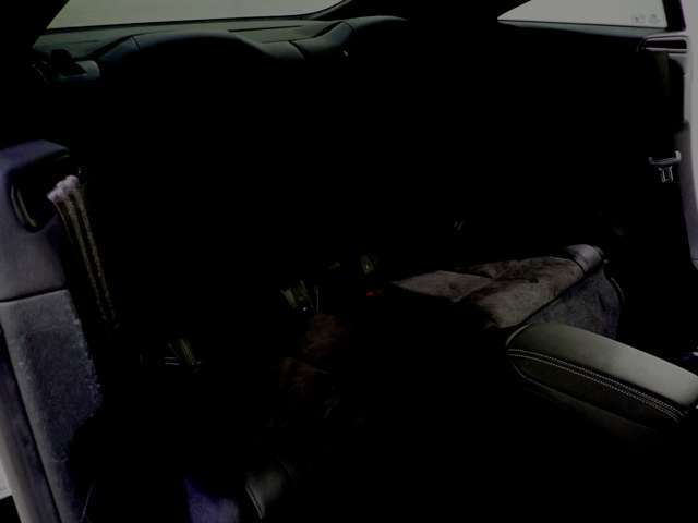 スポーツモデルにふさわしく軽量かつ高剛性なアルミニウムとスチールの複合構造ASF（アウディスペースフレーム）のボディを採用。