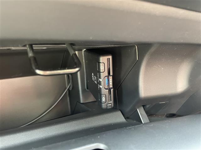 【ETC】有料道路を利用する際に料金所で停止することなく通過できる、ETC車載器（ノンストップ自動料金収受システム機器）が装備されています。セットアップを行うことで利用可能になります。