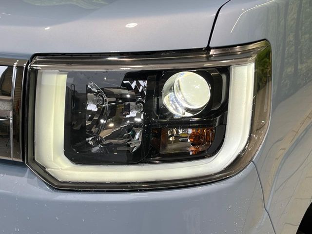 【LEDヘッドライト】悪天候や夜間走行時も良好な視界を確保し安心して運転できる高輝度LEDヘッドライトを装備！点灯速度が早く、消費電力も抑えられています。