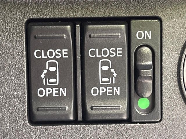 【両側パワースライドドア】スマートキーや運転席のスイッチで後席両側スライドドアの開閉が可能♪電動だから力を入れてドアを開ける必要が無く、小さなお子様でも簡単に開け閉めでき快適です♪