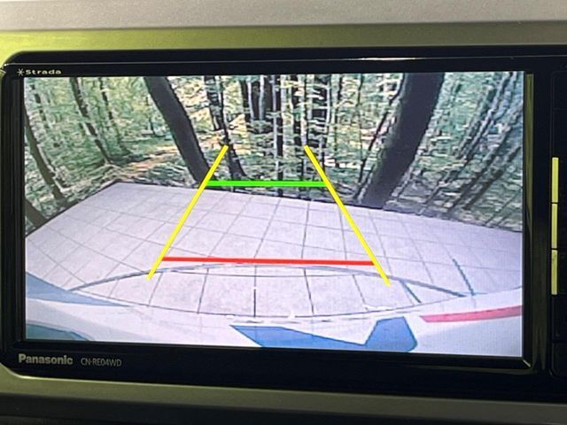 【バックカメラ】駐車時に後方がリアルタイム映像で確認できます。大型商業施設や立体駐車場での駐車時や、夜間のバック時に大活躍！運転スキルに関わらず、今や必須となった装備のひとつです！