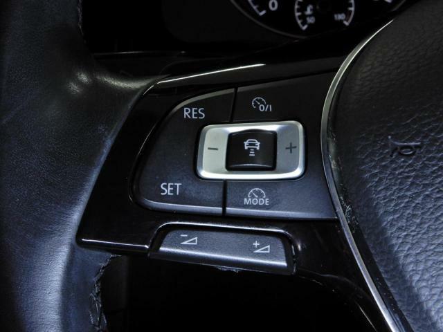 前走車との車間距離を車が検知、ブレーキ操作も車が自動で行ってくれるアダプティブクルーズクルーズコントロール”ACC”搭載。