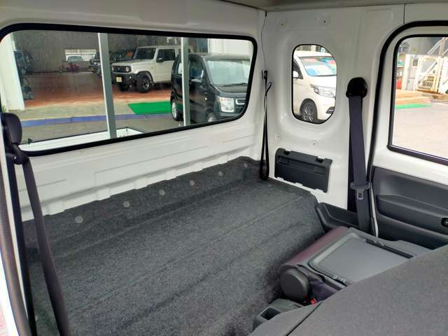 スーパーキャリィの特徴である荷室になります。室内に置けるスペースができておりますので、工具や買い物類も置けます！また、スペースがあるおかげで、座席のリクライニングができるのもありがたいポイントです
