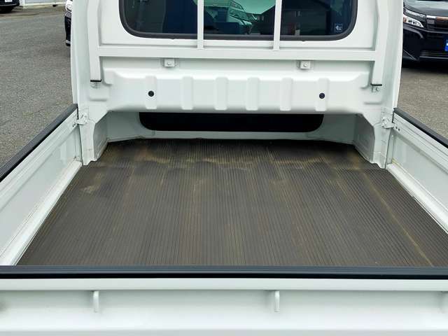荷台もきれいになっております。マット付きなのも嬉しいですね