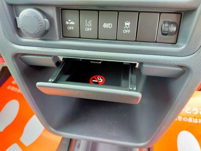 カードホルダーがついております。ちょっとした小物置きや駐車券の一時置きにも使えちゃいますね