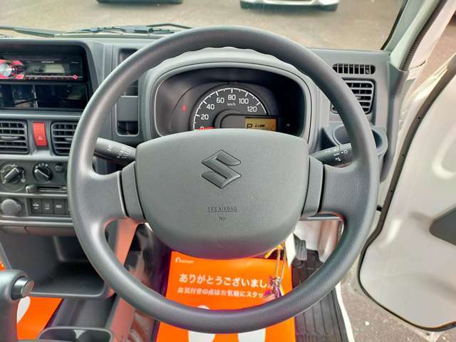 毎日触れるハンドル部分はこちら。運転手を守るエアバックも装備しているので、安心してお乗りいただけます。