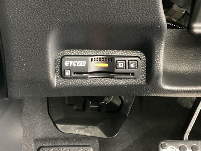 ハンドルの左下にETC2.0がついています。高速道路の料金所の通過も楽々です！。　カードの取り出しもしやすい場所についています。