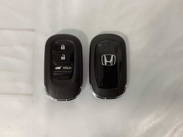 スマートキーを装備しています。鍵を差し込むことなくドアロックの開け閉めと、スタートボタン操作でのエンジンスタートができます。ボタン操作でトランクが開けられる電動テールゲートのボタンもついています。