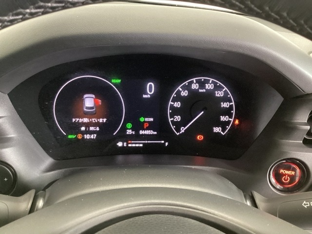 ハイブリット車専用のメーターです。右側の大型スピードメーターに加え、ステアリングスイッチを使って左のマルチインフォメーション・ディスプレイで燃費や動力伝達などの情報が見れるようになっています。