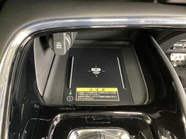 センターコンソールにはワイヤレス充電器を装備してます。Qi（チー）規格対応のスマートフォンなどを置くだけでワイヤレスで充電可能です。