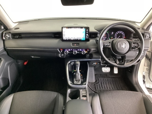 車内は光触媒抗菌消臭施工済です。インパネ周りはスタイリッシュなデザインで機能や装備も充実しています。グローブボックスやカップホルダーのほかにトレーなどたくさんの収納スペースが付いています。