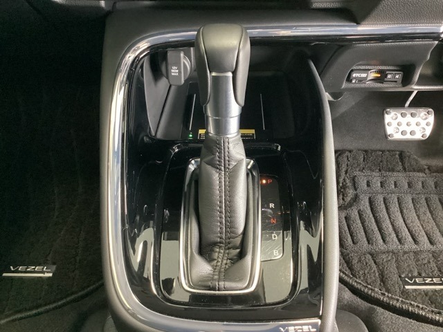 CVT車のセレクトレバーです。低速から高速まで、変速ショックのないスムーズな走りと、エンジン効率のよい領域を維持して燃費にも貢献します。サイドブレーキはスイッチ操作の電子制御パーキングブレーキです。