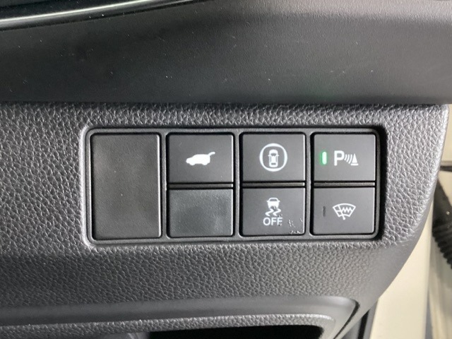 Hondaセンシング用のVSA（ABS＋TCS＋横滑り抑制）解除のメインスイッチなどはハンドルの右側に装備しています。