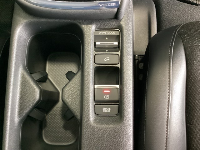 セレクトレバーの下に電子制御パーキングブレーキがあります。スイッチひとつで、停車した地点の傾斜などをシステムが検知・判断してブレーキ力を自動的に最適制御し、しっかり停車できるパーキングシステムです。