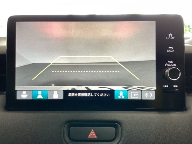 バックでの車庫入れも安心です！　リアカメラが付いているバックモニター付のナビを装備しております。操作線もついており距離感も画面から確認できます。