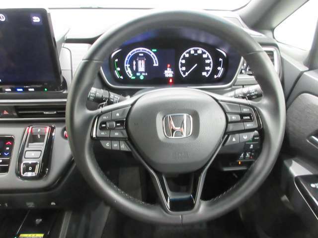 ハンドルの両側に操作ボタンが付いております。運転しながら操作ができるのでとっても便利！