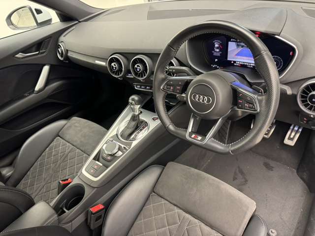 徹底した納車整備を施して上質なコンディションでお客様にお届けするのがAudi認定中古車。充実した保証やサポートで安心してお乗りいただけます。「Audiが2度認めたAudi」、それがAudi認定中古車です。