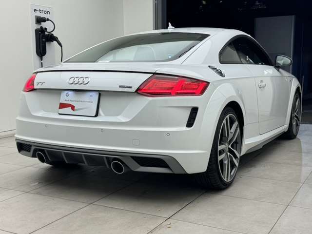 当店ではAudiの定める100項目に及ぶ納車前の法定点検整備を無料で実施後、ご納車しております。また、認定中古車の保証期間は販売会社によって異なりますが、当店では1年間の長期保証を無償付帯しております。