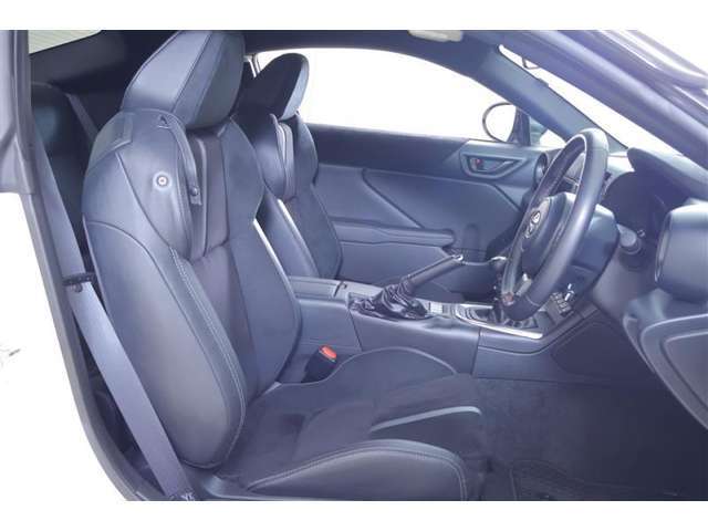 シンプルながらホールドの良いシートです。　しっかり、ホールドしてくれるシートの方が長く座っていても疲れにくいんですよ。