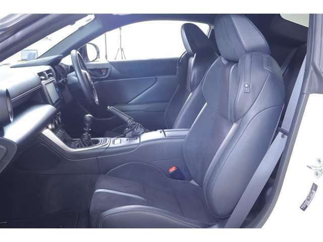 助手席シートに大きな傷やヘタリなどありません！！