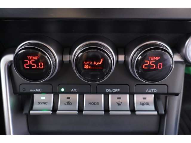 左右独立で温度コントロール出来るフロントオートエアコンです♪0.5度刻みで温度設定ができるので、運転席・助手席どちらも我慢せず快適な温度で過ごせます。