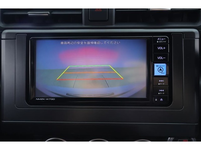 とっても使い易い純正メモリーナビ（NMZK-W73D）付きです。フルセグTV＋DVDが視聴できます。バックモニター付きです、ギヤーをリバースに入れると自動でナビ画面に後方の映像が映ります♪