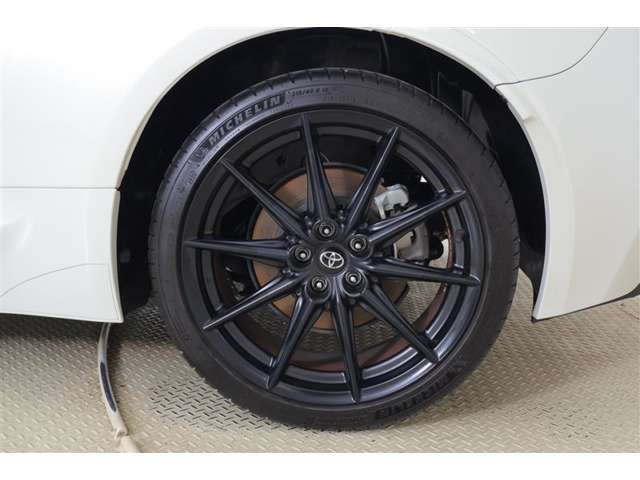 純正18AW！タイヤサイズは215/40r18になります！