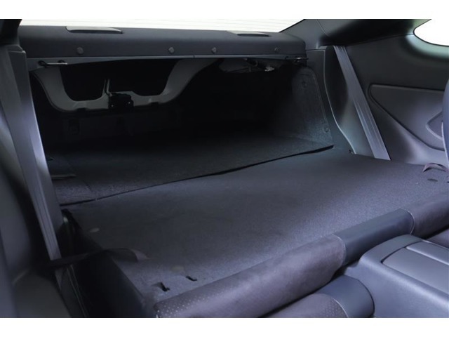 リアシートのシートバックを倒せばトランクスルーとしても利用可能！